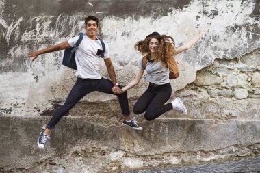 Eski şehir, iki genç turistler eğleniyor.