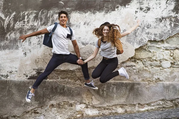 Dos jóvenes turistas en el casco antiguo, divirtiéndose . — Foto de Stock
