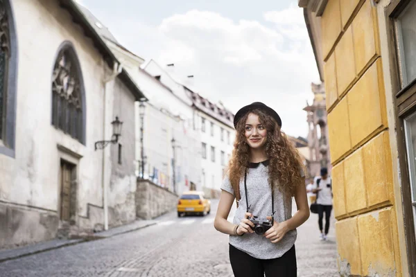 Schöne junge Touristin mit Kamera in der Altstadt. — Stockfoto