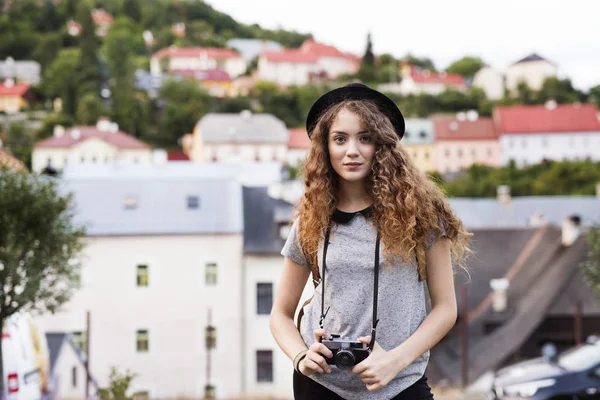 Krásné mladé turistické s kamerou na starém městě. — Stock fotografie