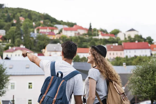 Dva mladí turisté s kamerou na starém městě. — Stock fotografie