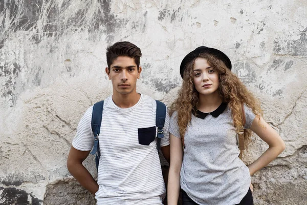 Dos jóvenes turistas en el casco antiguo . — Foto de Stock