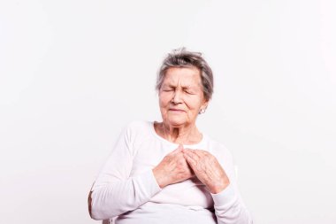 Acı içinde üst düzey bir kadın portresi stüdyo.