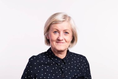 Studio üst düzey bir kadın portresi.