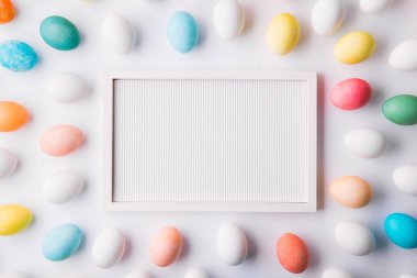 Düz beyaz bir arka plan üzerinde yumurtlamak. Paskalya ve bahar kompozisyon.