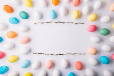 Düz beyaz bir arka plan üzerinde yumurtlamak. Paskalya ve bahar kompozisyon.