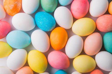 Düz beyaz bir arka plan üzerinde yumurtlamak. Paskalya ve bahar kompozisyon.