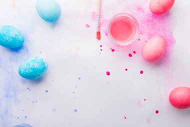 Düz beyaz bir arka plan üzerinde yumurtlamak. Paskalya ve bahar kompozisyon.