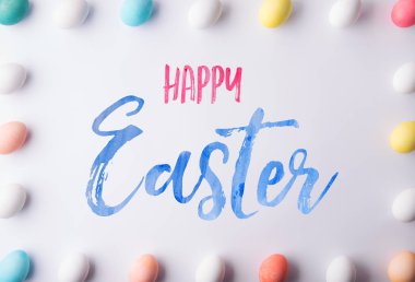 Mutlu Paskalya düz beyaz bir arka plan üzerinde yatıyordu.