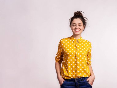 Studio genç ve güzel bir kadın portresi.