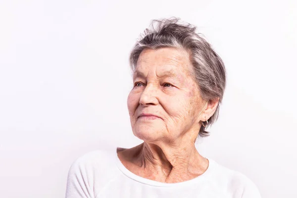 Portret van een senior vrouw in studio. — Stockfoto