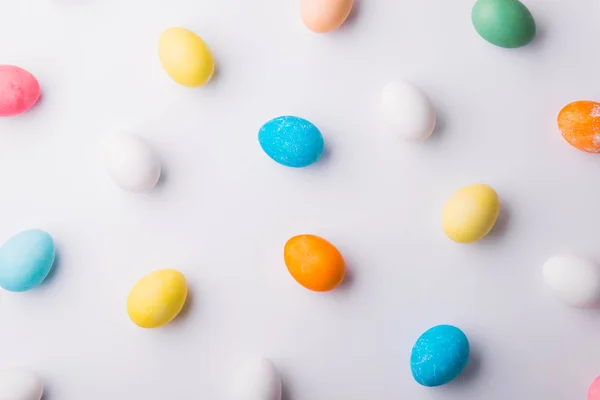 Τα αυγά που είναι επίπεδη θέσει σε λευκό φόντο. Πάσχα και άνοιξη σύνθεση. — Φωτογραφία Αρχείου