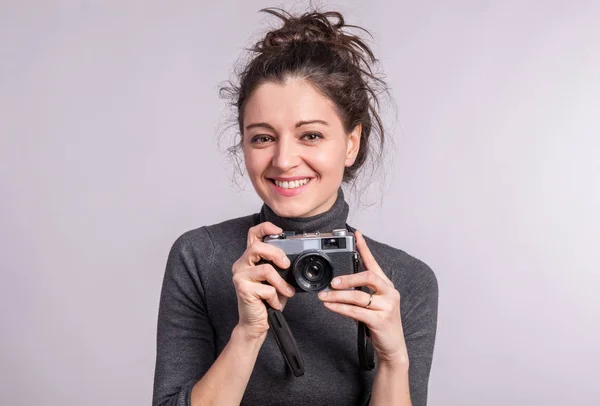 Porträt einer jungen Frau mit Kamera im Studio. — Stockfoto