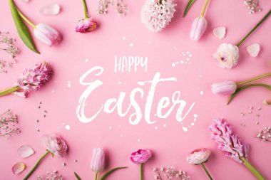 Mutlu Paskalya ifade ve bahar düz pembe bacground üzerinde yatıyordu.