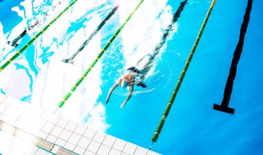 Komuta sizde bir kapalı yüzme havuzunda Yüzme.