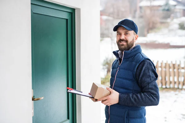 Delivery man delivering parcel box to recipient. — Stock Photo, Image
