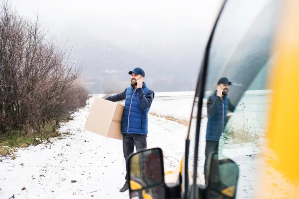 Leverans man leverera paket box till mottagaren. — Stockfoto