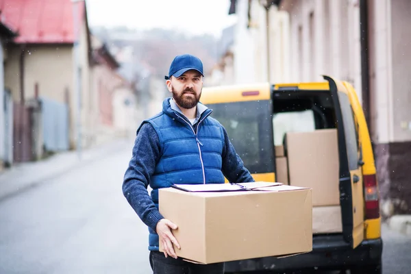 Uomo di consegna consegna pacchi scatola al destinatario . — Foto Stock