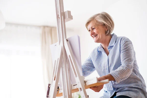 Старша жінка малює вдома . — стокове фото