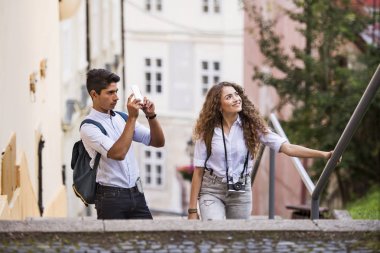 İki genç turist ile smartphone ve fotoğraf makinesi.