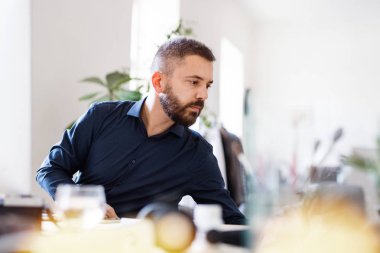 Resepsiyon ofisinde çalışan iş adamı.