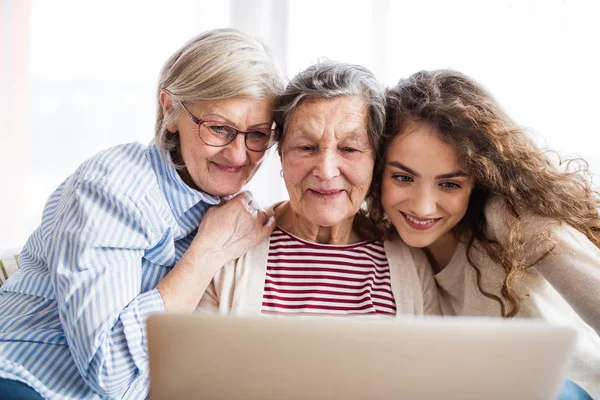 Девочка-подросток, мать и бабушка с планшетом дома . — стоковое фото