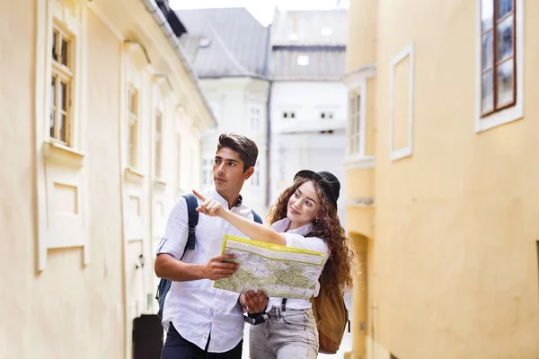 Due giovani turisti con mappa e macchina fotografica nel centro storico . — Foto Stock
