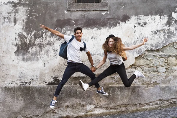 Due giovani turisti nel centro storico, divertendosi . — Foto Stock