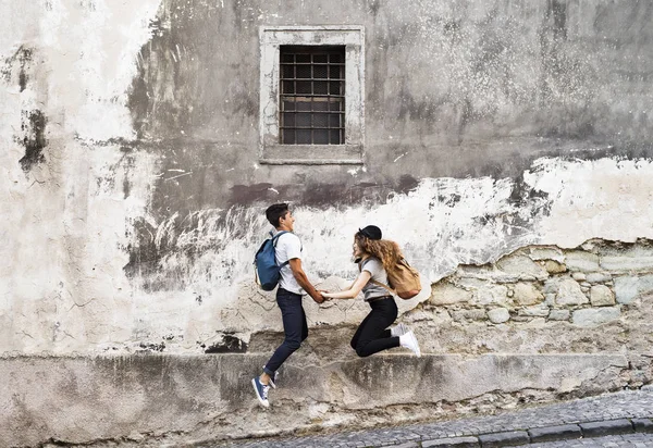 Dos jóvenes turistas en el casco antiguo, divirtiéndose . —  Fotos de Stock