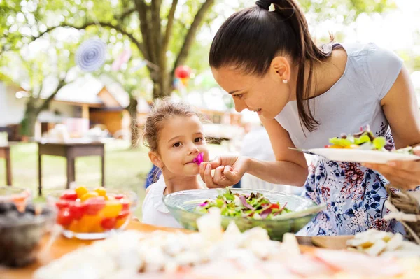 Familjefest eller ett garden party utanför i trädgården. — Stockfoto