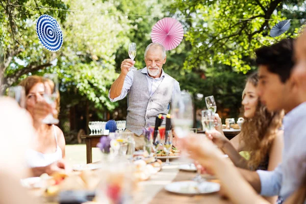 Uroczystości rodzinne lub garden party poza na podwórku. — Zdjęcie stockowe