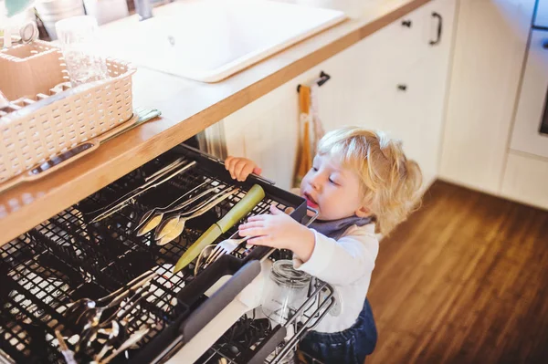 危険な状況を自宅で幼児の少年。子供安全コンセプト. — ストック写真