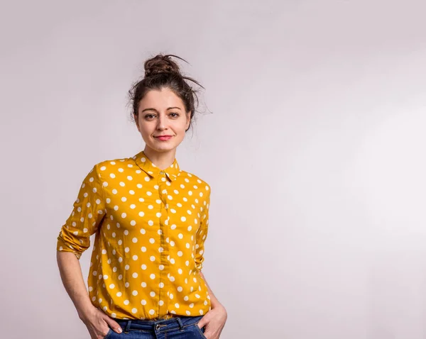 Retrato de uma jovem mulher bonita em estúdio . — Fotografia de Stock