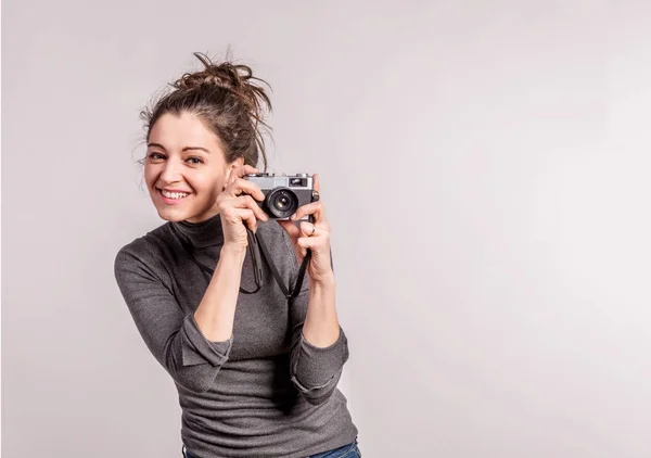 Portret młodej kobiety piękne z kamerą w studio. — Zdjęcie stockowe