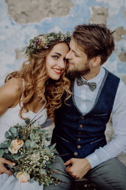 Güzel gelin ve damat eski püskü evin önünde.