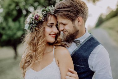 Güzel gelin ve damat yeşil doğa.