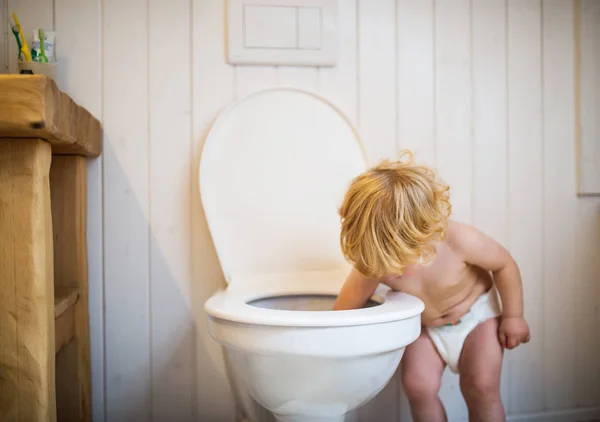 Söt liten knatte pojke i badrummet. — Stockfoto