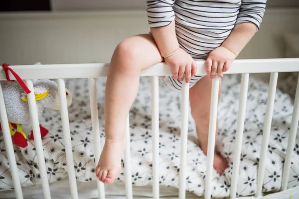 Bambino ragazzo in una situazione pericolosa a casa . — Foto Stock