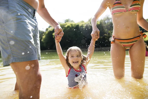 Madre, padre e hija en el lago . —  Fotos de Stock