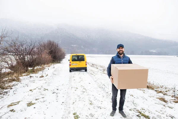 Entrega hombre entrega caja de paquete al destinatario . — Foto de Stock