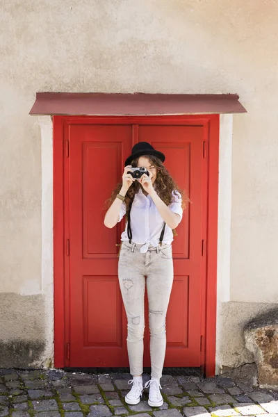 Bella giovane turista con macchina fotografica nel centro storico . — Foto Stock