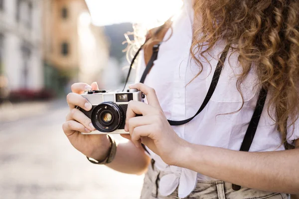 Jonge toeristische met de camera in de oude stad. — Stockfoto
