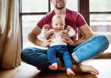 Bir bebek kız evde babamla.