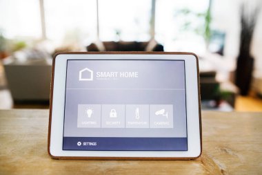 Bir tablet ile akıllı ev perde.