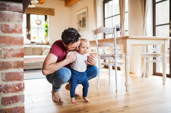 Bir bebek kız evde babamla. — Stok fotoğraf