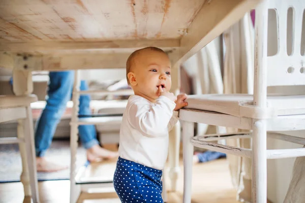 Маленькая девочка под столом дома . — стоковое фото