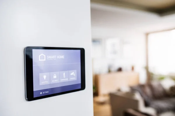 Een tablet met smart home scherm. — Stockfoto