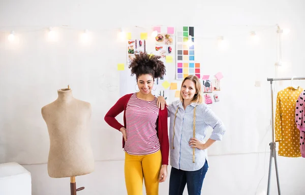 Jeunes créatrices dans un studio, start-up . — Photo