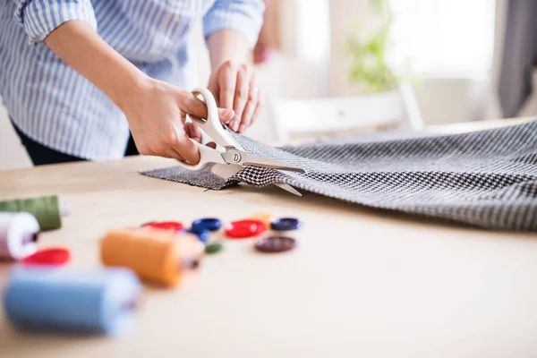 Junge kreative Frau in einem Atelier, Start-up-Unternehmen. — Stockfoto