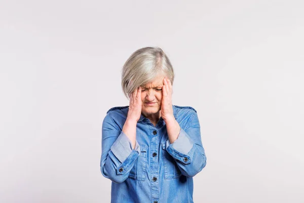 Studioporträt einer Seniorin im Schmerz. — Stockfoto